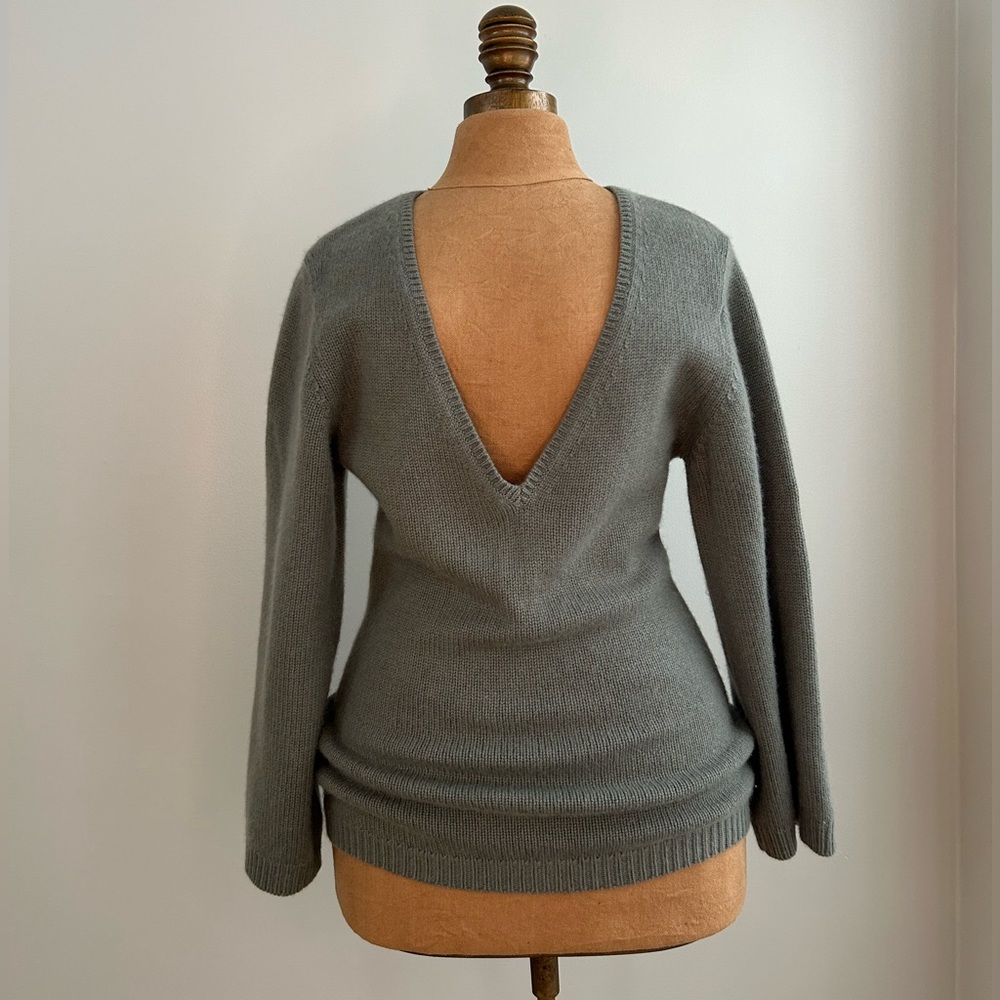 Theory Medium 100% heavier weight Cashmere low V-Neck Sweater in Sage green